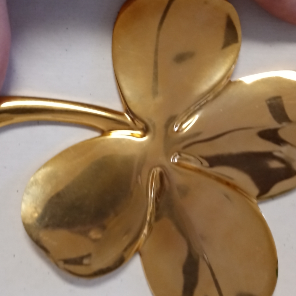 ST. PATRICKS DAY 24 kt gold leaf clover.  Decor